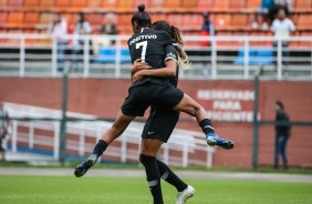 Grazi comemora o gol de Gabi Nunes contra o Santos, pelo Paulistão Feminino