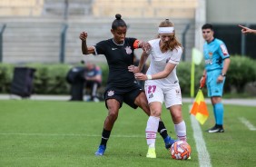 Grazi em disputa de bola no jogo contra o Santos, pelo Campeonato Paulista Feminino