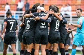 Jogadoras do Corinthians comemorando vitória diante o Santos, pelo Campeonato Paulista Feminino