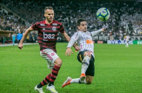 Lateral Fagner em disputa de bola no jogo contra o Flamengo, pela Copa do Brasil