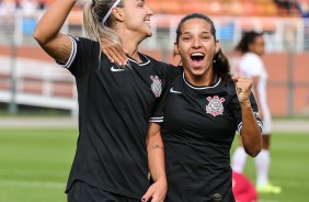 Millene comemora com Giovanna Crivelari gol contra o Santos, pelo Paulista Feminino