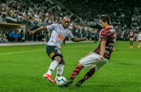 Vagner Love em jogada contra o Flamengo, pela Copa do Brasil 2019