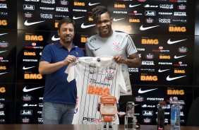 Dulio e Matheus Jesus na coletiva de apresentao do jogador ao Corinthians