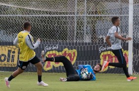 Goleiro Caque Frana faz treinamento no CT Joaquim Grava