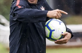 Carille conversa com os jogadores no treino deste sábado no CT Joaquim Grava