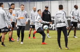 Elenco do Corinthians em atividade antes de viagem a Curitiba