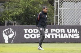 Fábio Carille observa o treino do Corinthians deste sábado