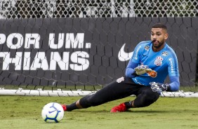 Filipe durante o treino de goleiros neste sbado no CT