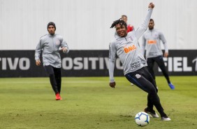 Matheus Jesus em treino chuvoso antes de viagem a Curitiba