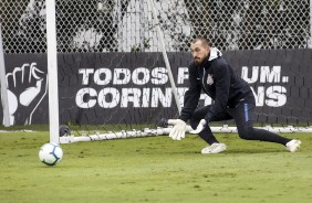 Walter durante o treino de goleiros neste sábado