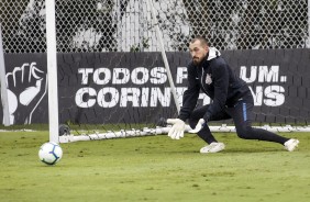 Walter durante o treino de goleiros neste sbado