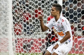 Pedrinho feliz com seu gol contra o Athletico Paranaense