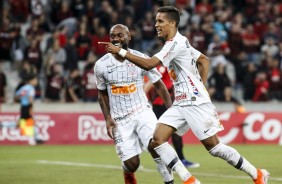 Love e Pedrinho comemorando o gol do garoto contra o Athletico Paranaense