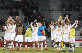 Elenco corinthiano agradece à torcida durante vitória contra o Athletico Paranaense