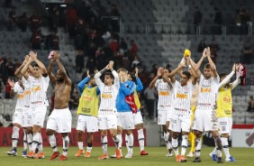 Elenco corinthiano agradece  torcida durante vitria contra o Athletico Paranaense