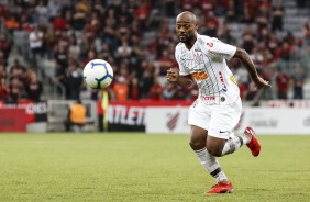 Vagner Love em ação diante o Athletico Paranaense, pelo Campeonato Brasileiro
