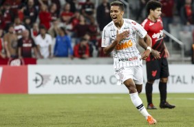 Pedrinho comemora seu gol contra o Athletico Paranaense, pelo Brasileirão