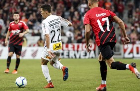 Mateus Vital durante jogo contra o Athletico Paranaense