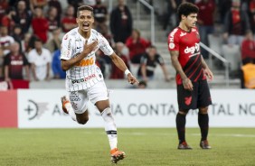 Pedrinho comemora seu tento contra o Athletico Paranaense