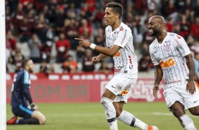 Pedrinho e Love durante jogo contra o Athletico Paranaense