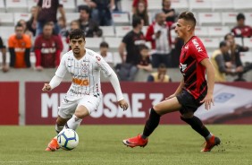 Lateral Fagner em ação na partida contra o Athletico Paranaense