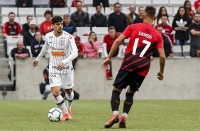 Fagner em ação na partida contra o Athletico Paranaense