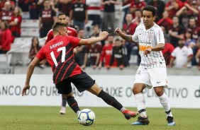 Jadson em ação na partida contra o Athletico Paranaense, pelo Campeonato Brasileiro