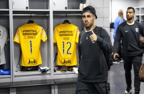 Jogadores chegam ao vestiário antes da partida contra o Athletico-PR