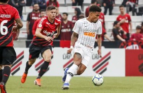 Junior Urso em ação durante a partida contra o Athletico Paranaense, pelo Brasileirão
