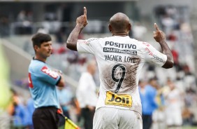 Vagner Love comemorando seu gol contra o Athletico Paranaense