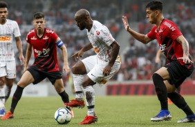 Vagner Love jogando contra o Athletico Paranaense, pelo Brasileiro