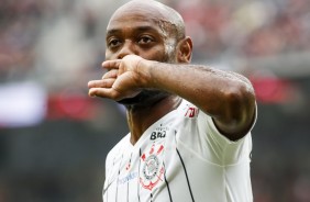 Vagner Love fez o primeiro gol do Timão contra o Athletico Paranaense