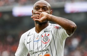 Vagner Love marcou o primeiro gol do Corinthians contra o Athletico Paranaense, pelo Brasileiro