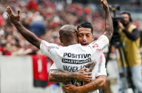 Vagner Love comemora seu gol contra o Athletico Paranaense, pelo Brasileirão