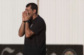 Carille passa instrues aos jogadores durante o ltimo treino antes do jogo contra o Deportivo Lara