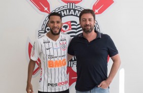 Everaldo e Dulio durante apresentao do jogador ao Corinthians