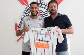 Everaldo j com a camisa do Corinthians em mos