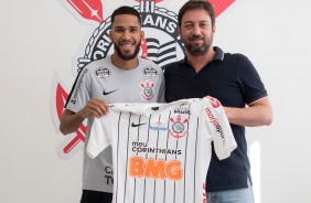 Everaldo já com a camisa do Corinthians em mãos