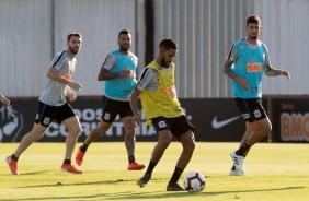 Everaldo já treina com companheiros no CT Joaquim Grava