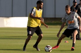 Everaldo j treina com o elenco corinthiano no CT Joaquim Grava