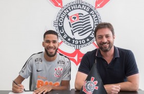 Everaldo no momento da sua assinatura com o Corinthians