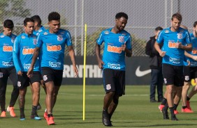 Renê Júnior e companheiros treinam no CT Joaquim Grava