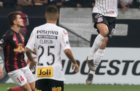 Clayson e Avelar no jogo contra o Deportivo Lara, pela Sul-Americana, na Arena Corinthians