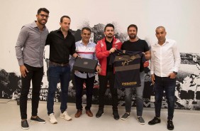 Corinthians entrega uma placa aos representantes do Deportivo Lara antes do jogo na Arena