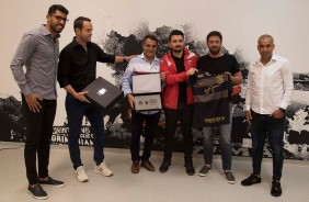 Dirigente do Deportivo Lara recebe homenagem no vestiário da Arena Corinthians