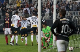 Elenco comemora o gol de Love contra o Deportivo Lara, pela Sul-Americana, na Arena Corinthians