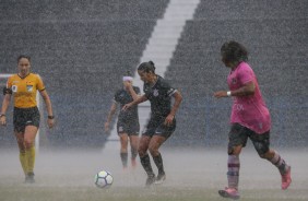 Forte chuva no jogo entre Corinthians e Vitria-PE, pelo Brasileiro Feminino