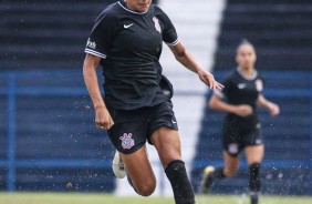 Gabi Nunes em duelo contra o Vitria-PE, pelo Brasileiro Feminino