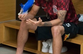 Gabriel no vestiário da Arena Corinthians antes do jogo contra o Deportivo Lara