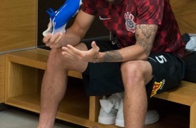 Gabriel no vestirio da Arena Corinthians antes do jogo contra o Deportivo Lara